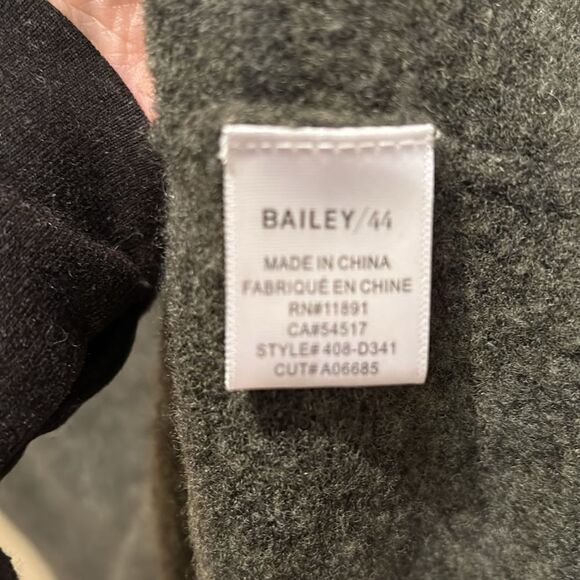 Bailey 44 woman's green wool v neck sweater - Picture 9 of 10
